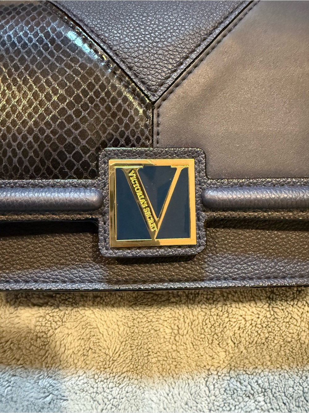 VICTORIA SECRET - Navy Clutch - Picture 4 of 6